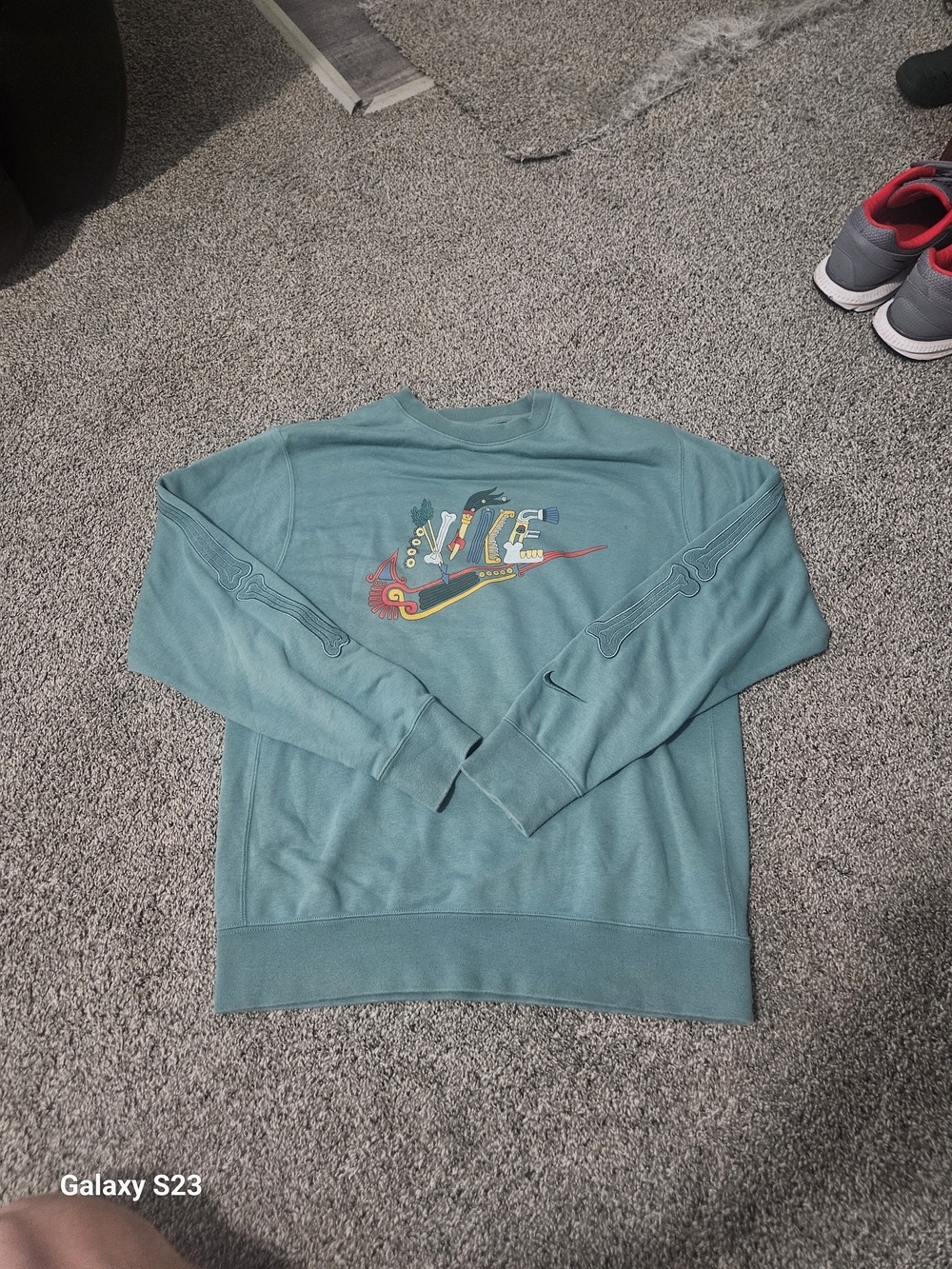 Nike Siempre Familia Embroidered Crewneck Sweatshirt Men's Medium Green Día de l